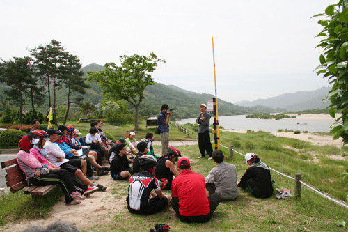 평사리에서 ‘섬진강과지리산사람들’ 이상윤사무국장님의 19번 국도의 확장문제와 거대개발에 대한 이야기 